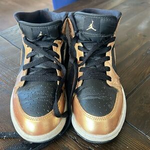 Nike Jordan Mid SE 3Youth, black and metallic gold, good used condition,